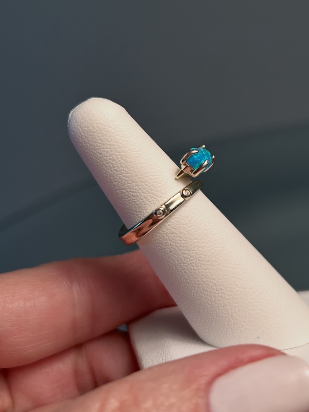 Kendra Scott Kyocera Opal Dainty Gold Tone Ring, Great Condition- Size 4.5-5 - Picture 4 of 9